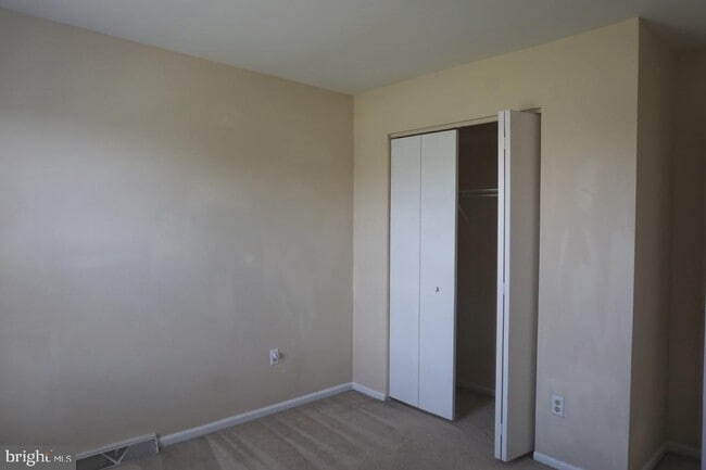 Building Photo - 141 Thames Dr