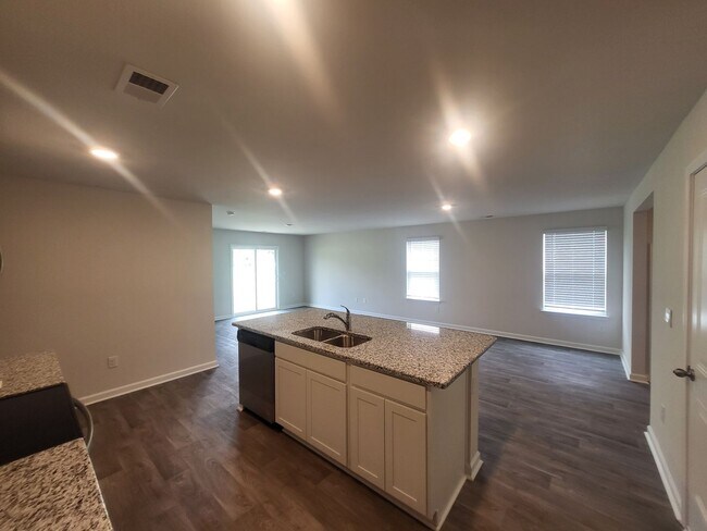 Building Photo - 5 bedroom/3 bath home in Aynor - 1/2 Off R...