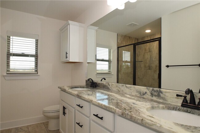 Building Photo - 320 Palm St