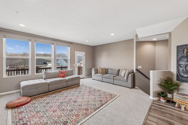 Building Photo - Spacious 3bed 3bath Townhome in Chaska!
