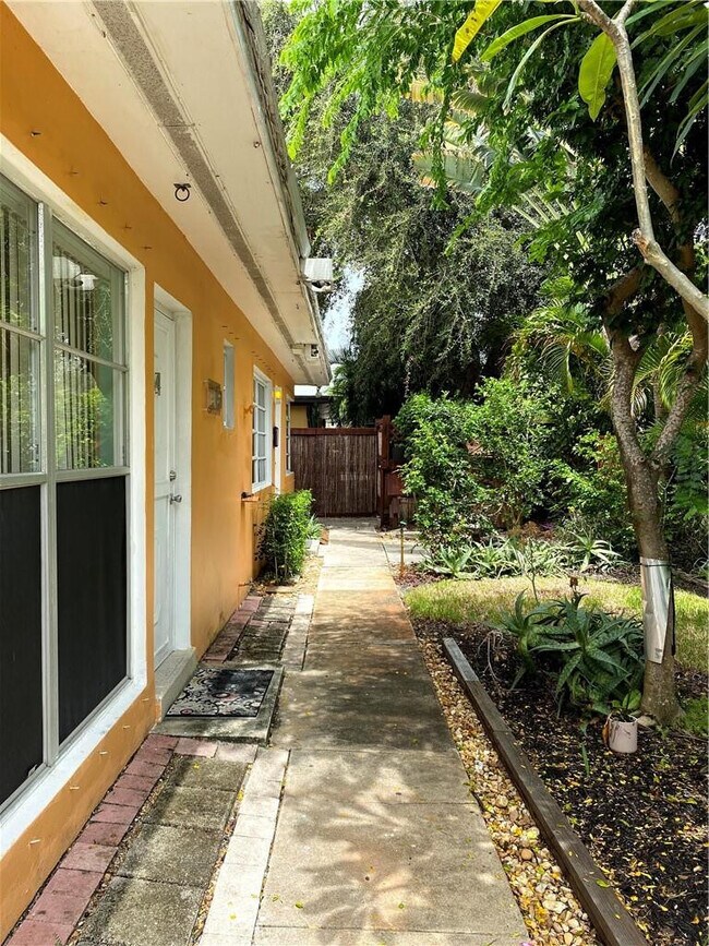 Building Photo - 1101 NE 17th Way