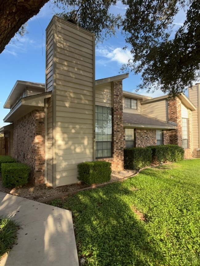 Building Photo - 2 story townhome! New remodeled, new plank, new carpet, all new appliances ! 2 bedroom 2 bath wit...
