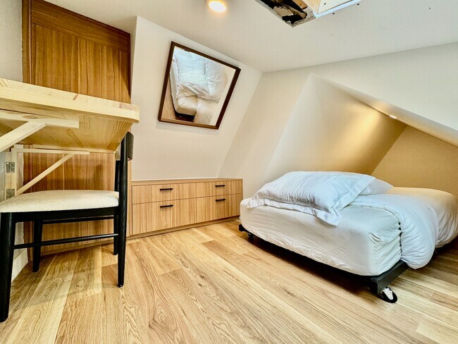 Building Photo - 910 W Hallam St