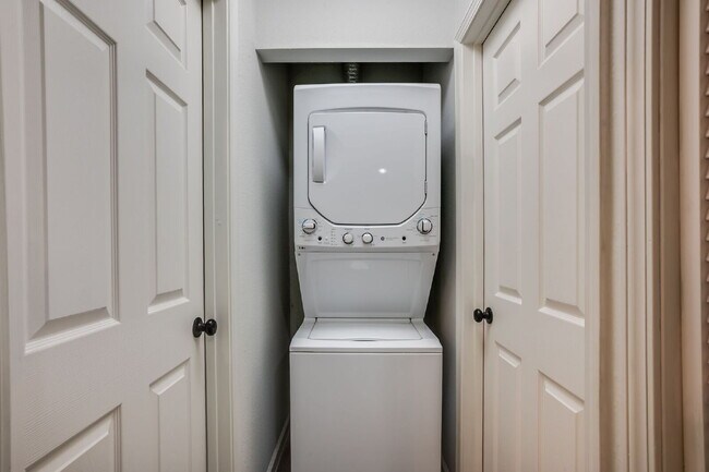 Building Photo - "Charming 2-Bedroom Duplex with Spacious 1,344 Sq Ft Living Space in Derby, KS!"