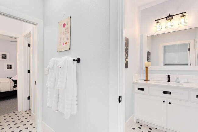 Building Photo - 319 NW A St