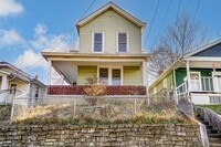 Building Photo - Three Bedroom Home in Hamilton!