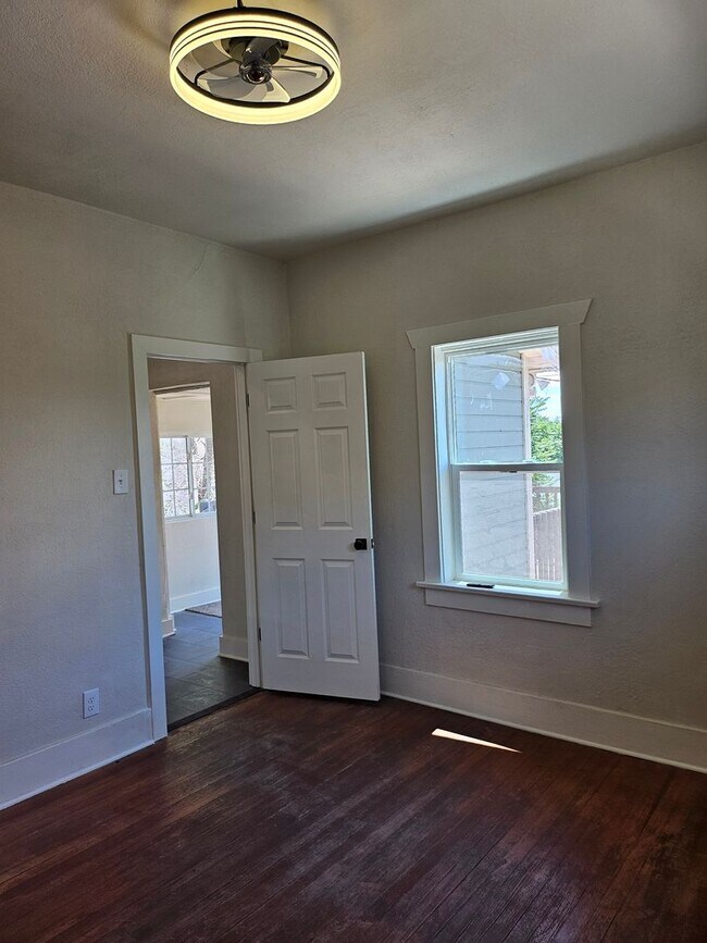Building Photo - ALL PROSPECTIVE TENANTS MUST SUBMIT A $58 ...