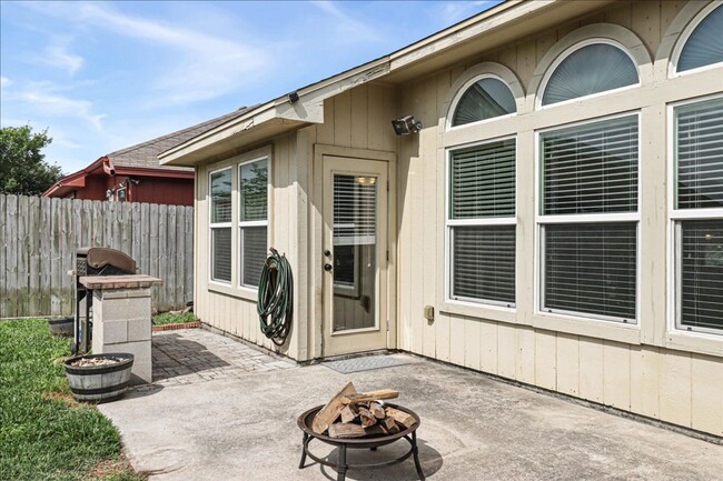 Building Photo - 3906 Las Bahias Dr
