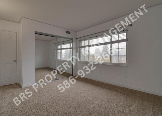 Building Photo - Upper end-unit condo in desirable Rochester Hills