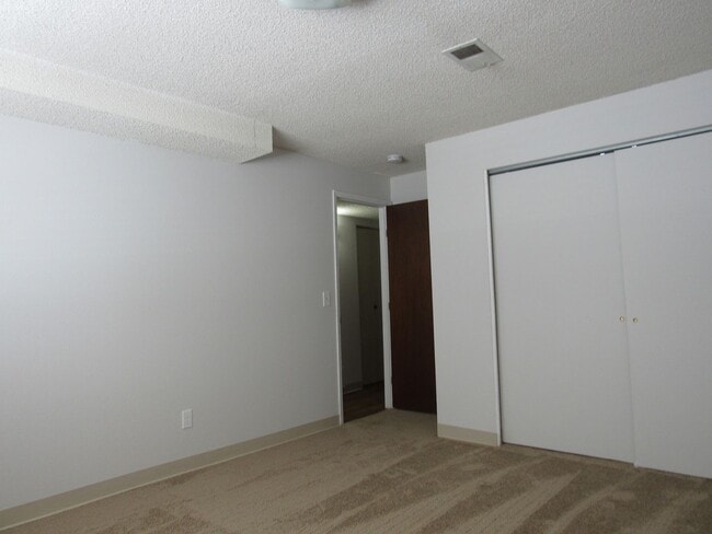 Building Photo - Remodeled Huge 4 Bedroom Townhome