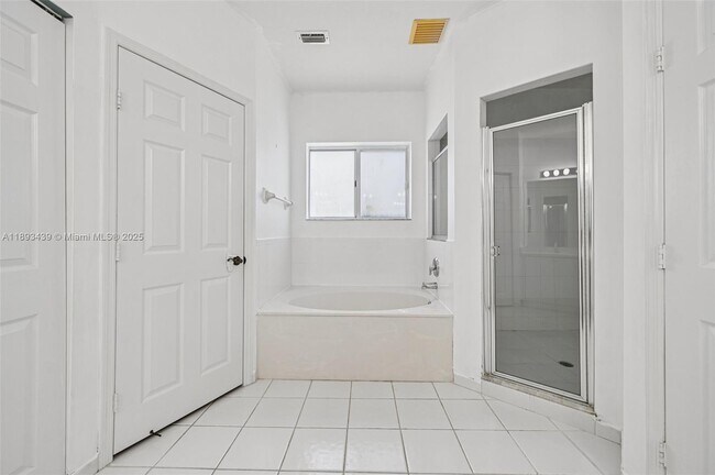 Building Photo - 2456 SE 19th Ct