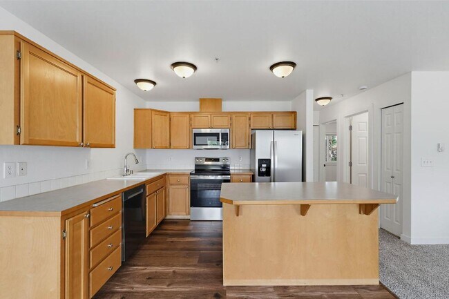 Building Photo - Spacious Puyallup Townhouse | 3-Bed Home with Main-Floor Primary Suite & Stainless Steel Appliances!