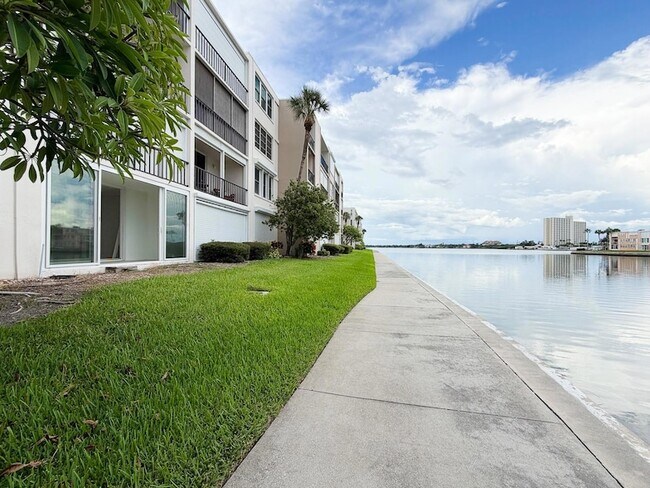 Building Photo - 7625 Sun Island Dr S