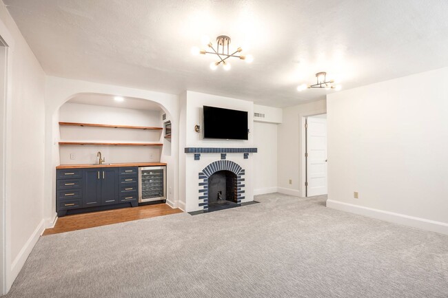 Building Photo - Elegant Sugar House Living: Finished Basement and Prime Location