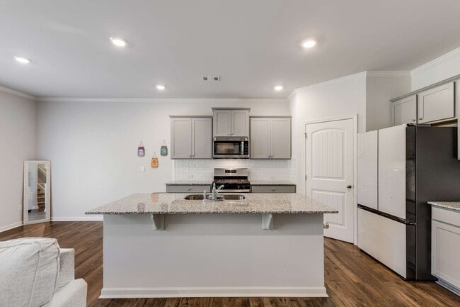 Building Photo - Like New - First Class Amenities