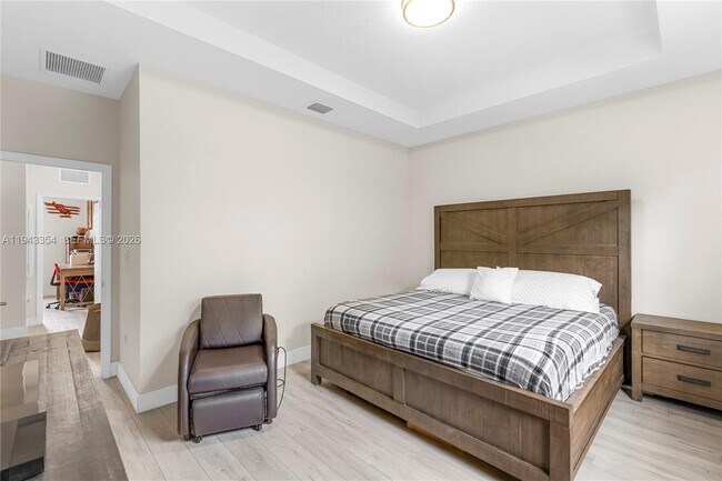 Building Photo - 10653 W 32nd Ln