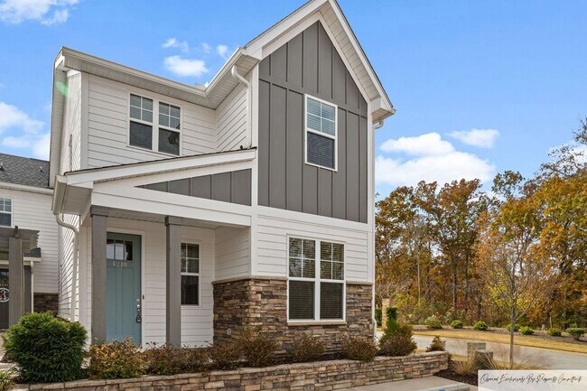 Building Photo - RESORT LIVING IN DESIRABLE SALUDA RIVER CLUB