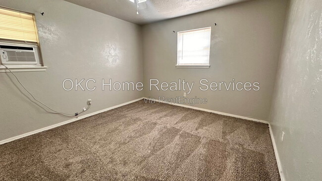 Building Photo - 8417 S Villa Ave