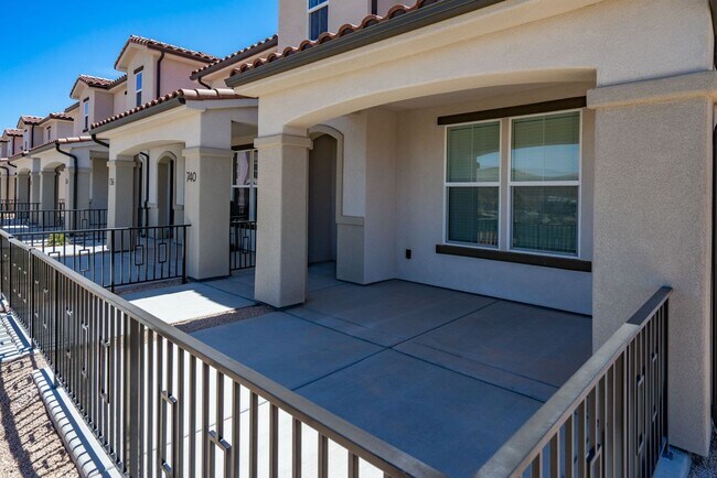 Building Photo - Well Maintained, 3 Bedroom and 2.5 Bathroom Townhome in Desert Color! Internet Included!