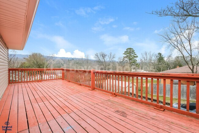 Building Photo - Beautiful Move-In Ready 3 BR 3 BA Home - Looking for You!