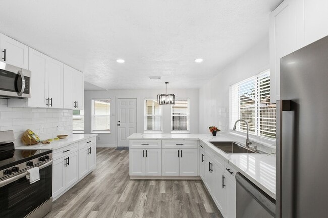 Building Photo - 2906 Colonial Dr