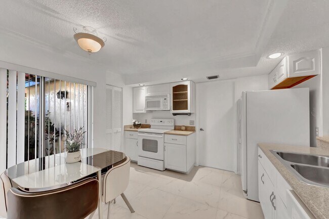 Building Photo - 7844 La Mirada Dr