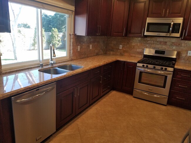 Building Photo - Gorgeous Home in a Quiet Neighborhood!