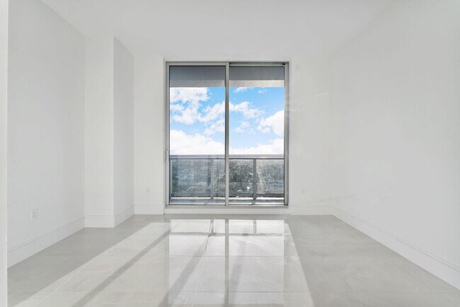 Building Photo - 220 Lake Shore Dr