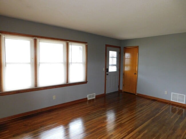 Building Photo - 2-bedroom, 1-bathroom home located in the ...