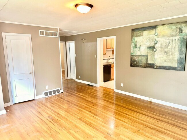 Building Photo - Cute as can be Bungalow