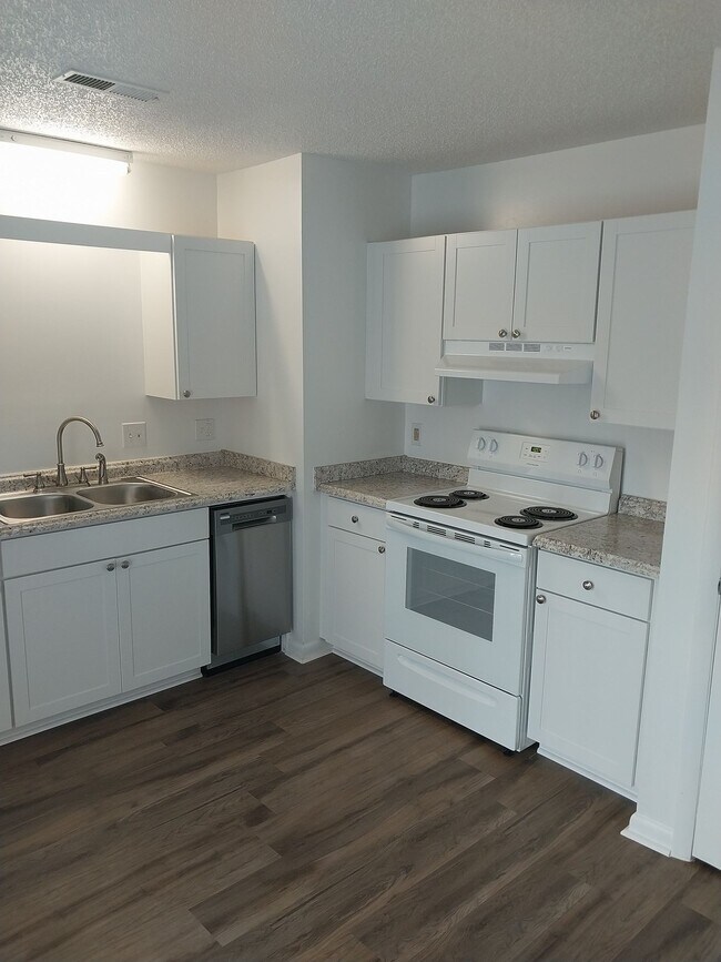 Building Photo - Two Bedroom Apartment