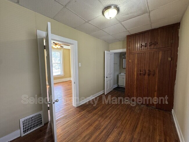 Building Photo - 3201 Dinnen Ave