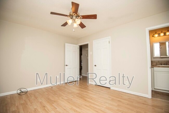 Building Photo - 11719 S Williamsburg Dr