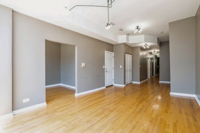 Building Photo - 2620 W North Ave