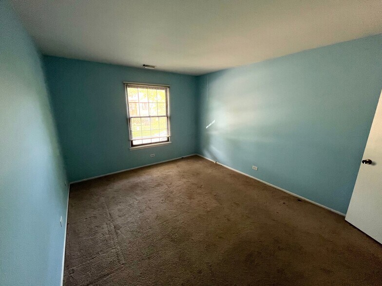 Building Photo - 1054 Deerpath Ct