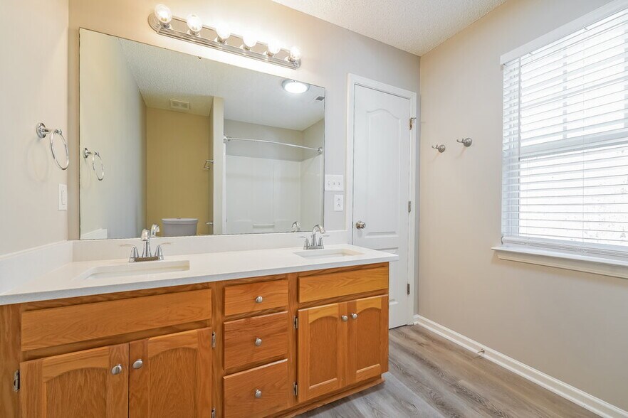 Building Photo - 1029 Crestdale Crossing Dr