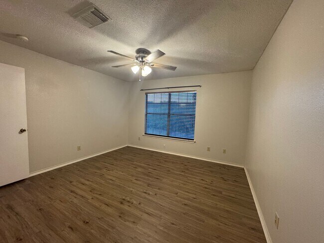 Building Photo - 4 Bedroom 2 1/2 Bath Plus Office Near 151 ...