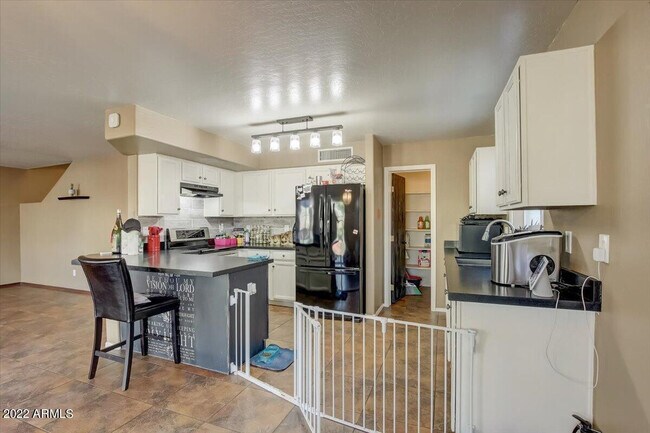 Building Photo - 14878 W Bloomfield Rd