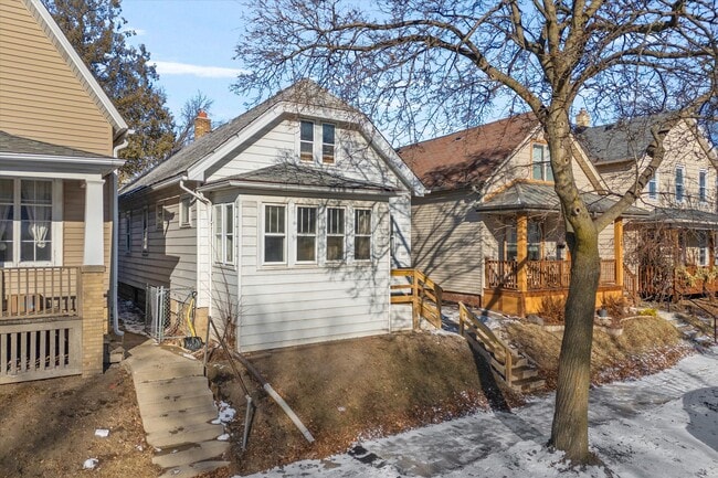 Building Photo - 340 E Clarence St