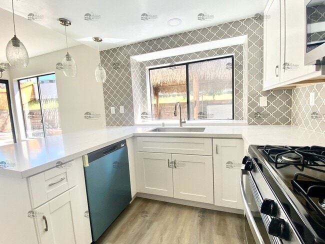 Building Photo - Updated 3BD/2BA with Air Conditioning