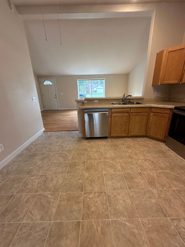 Building Photo - 3 Bedroom / 2 Bathroom Home in The Gated Troutcreek Village in Sisters