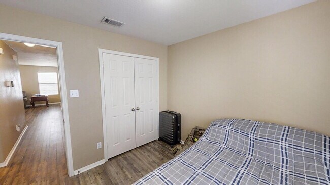 Building Photo - "Charming 3-Bedroom Home with 2 Baths on K...
