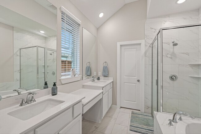 Building Photo - 8145 Overland Grv