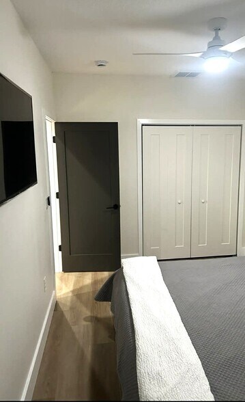 Building Photo - 801 E Knollwood St