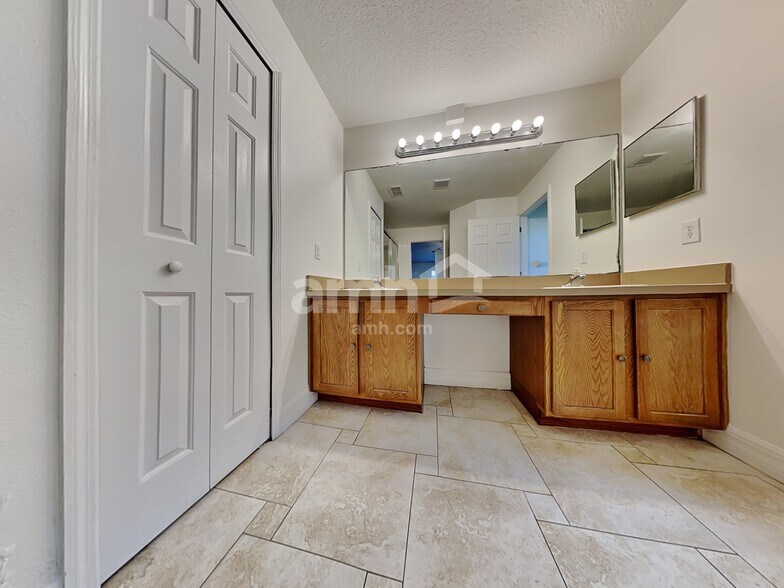Building Photo - 705 Paddington Pl
