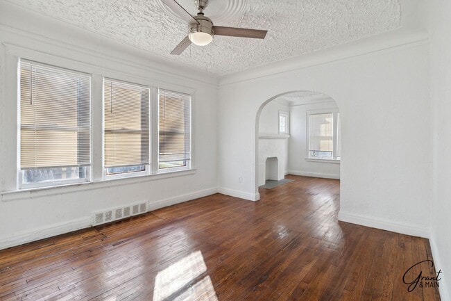 Building Photo - 4 Bedroom 2 Bath