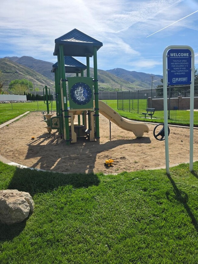 Building Photo - Spacious 4 bedroom 3 bathroom townhouse!