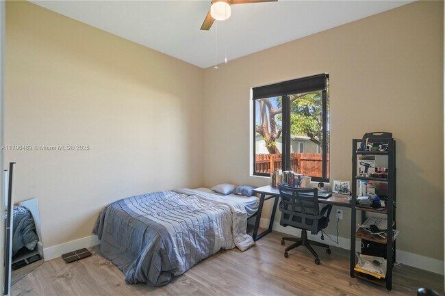 Building Photo - 808 NW 5th Terrace