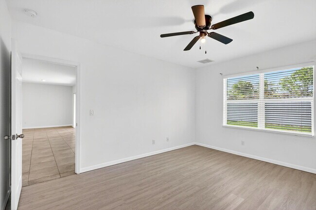 Building Photo - 393 SW Tarra Ave