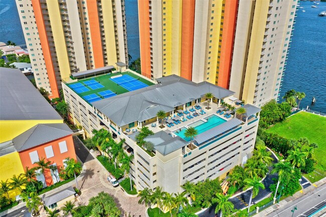 Building Photo - 2640 Lake Shore Dr